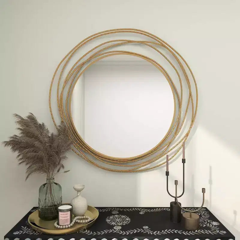 Specchio in metallo con anelli sovrapposti color oro - Olivia & May: Stile contemporaneo, ferro, 38.38"